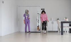 Ebrar Sitesi enkazından çıkarılan Ayşe Sudem 9 ay sonra yürüdü
