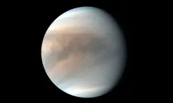 Venüs'ün atmosferindeki koyu şeritlerin sırrı çözüldü: Demir mineralleri