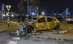 Hollanda'nın Lahey kentinde Eritreli grupların şiddet olaylarında polis araçları ateşe verildi