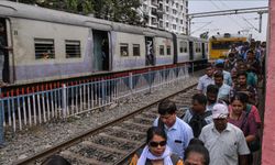 Hindistan'da makinistin inerken el frenini çekmeyi unuttuğu yük treni yaklaşık 80 kilometre gitti