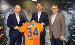 İBB Başkan adayı Kurum, Başakşehir Futbol Kulübü'nü ziyaret etti