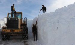Bingöl'de ekipler metrelerce yükseklikteki karla mücadele ediyor
