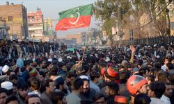 Pakistan'da seçim sonuçlarının geç açıklandığı gerekçesiyle düzenlenen protestoda 3 polis öldü