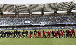 İtalya Serie A'da Napoli takımı, diz çökerek ırkçılığı protesto etti