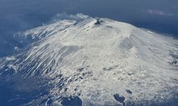 Etna Yanardağı'nın zirvesi karla kaplandı