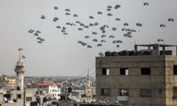 Gazze'nin kuzeyine havadan insani yardım indirildi