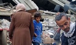 Gazzeli aile evlerinin enkazı arasında iftar açıyor