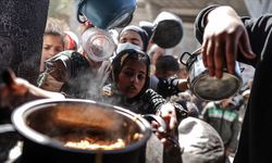 Gazze'deki hükümet: Bölgedeki kıtlık seviyesi çok arttı, havadan ulaştırılan yardımlar "faydasız"