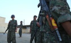 Terör örgütü PKK/YPG Suriye'de silahlı kadrosuna katmak için bir erkek çocuğu daha kaçırdı