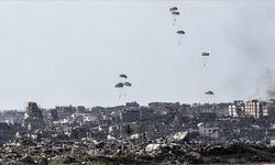 Gazze Şeridi’nin kuzeyine havadan atılan insani yardımları görüntülendi