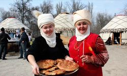 Kırgızistan'da Nevruz Bayramı sofralarını kazanda pişirilen ekmekler süslüyor