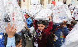 TİKA'dan ilkokul öğrencilerine çanta desteği