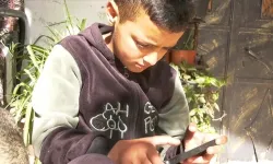 İsrail güçlerinin alışveriş yaparken darbettiği Filistinli çocuk yaşadıklarını anlattı