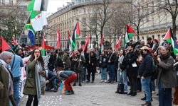 Paris'te öğrenciler Filistin halkıyla dayanışma gösterisi düzenledi