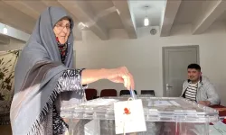 Köylerinde sandık kurulamayan Kazabatlılar komşu köyde oy kullanıyor