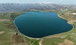 Aygır Gölü'nde buzlar çözüldü