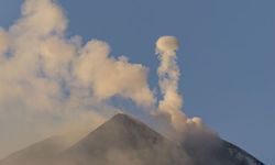 İtalya’daki Etna Yanardağı halka şeklinde dumanlar püskürttü
