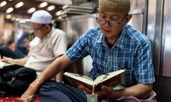 Cakarta'da Müslümanlar Ramazan ayının son cuma namazını kıldı