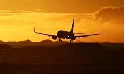 ABD'de iç hatlar seferi yapan bir uçağın motor kapağı yerinden çıkarak kalkışta kanat flapına çarptı