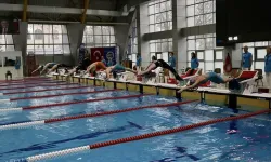 Paletli Yüzme Kulüplerarası Büyükler Türkiye Şampiyonası'nda 3 Türkiye rekoru kırıldı