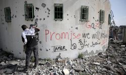 Gazzeli Tamer, duvarlara “yeniden inşa edeceğiz” yazıyor