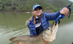 Amatör kadın balıkçı 1 metre 10 santim uzunluğunda turna balığı tuttu