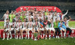 Ziraat Türkiye Kupası'nın sahibi Beşiktaş kupasını aldı