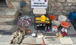 Mersin'de kaçak kazı yapan 4 kişi suçüstü yakalandı