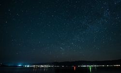 Clear Lake'de yıldızlı gece ve samanyolu galaksisi
