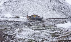 Erzurum'un yüksek kesimlerinde karla karışık yağmur ve dolu yağdı.