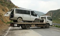 Hakkari'de yamaca çarpan minibüsteki 9 kişi yaralandı