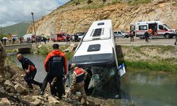 Bitlis'te yolcu otobüsünün dereye düşmesi sonucu 7 kişi yaralandı