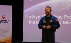 Türkiye'nin ilk astronotu Gezeravcı, İstanbul'da öğrencilerle buluştu