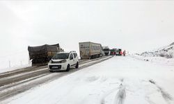 Ardahan-Posof kara yolunda kar ulaşımı aksattı