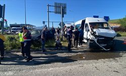 Bingöl'de işçi servisi ile otomobil çarpıştı, 10 kişi yaralandı