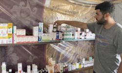 Filistinli eczacı, hastalara şifa dağıtmak için Refah'ta "çadırdan" eczane açtı