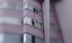 Balkon penceresi ile demir korkuluk arasında mahsur kalan çocuk kurtarıldı