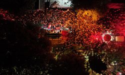 Galatasaray taraftarı Florya'da şampiyonluğu kutluyor