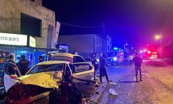 Hatay'da otomobil ile hafif ticari aracın çarpıştığı kazada 2'si ağır 5 kişi yaralandı