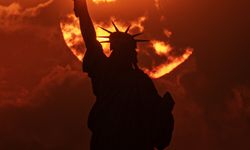 New York Özgürlük Heykeli ve gün batımı