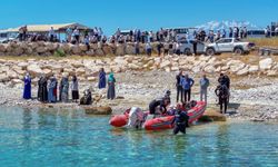 Van Gölü'nde kaybolan genci arama çalışmaları sürüyor