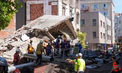 Küçükçekmece'de çöken apartman ile yıkımı yapılan binanın enkazı kaldırıldı