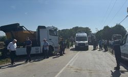 Kocaeli'de tır ile servis midibüsü çarpıştı, 1'i ağır 26 kişi yaralandı