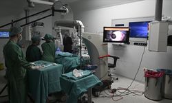 Göz hekimleri canlı yayında 70 göz ameliyatı yapacak