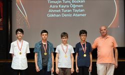 Oxford'dan kabul alan olimpiyat takımı öğrencileri matematik yarışması düzenledi