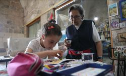 Emekli öğretmen, tarihi külliyede açtığı atölyede çocukları sanatla tanıştırıyor
