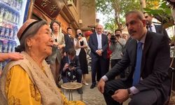 Bakan Fidan, Urumçi ve Kaşgar ziyaretinde yaşlı bir kadınla sohbet edip dua istedi