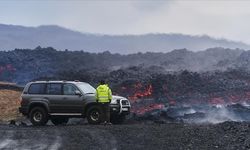İzlanda'da aktif yanardağdan fışkıran lav bir yolu kapattı