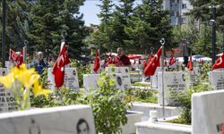 Şehit yakınları arife günü şehitlikleri ziyaret etti
