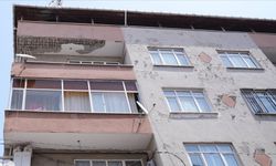 Bahçelievler'de balkonunun sıvaları dökülen 5 katlı bina tedbiren boşaltıldı